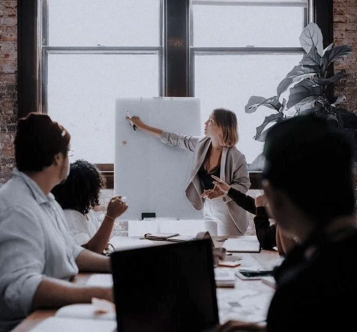 Stół do gry, karty i żetony w ruchu