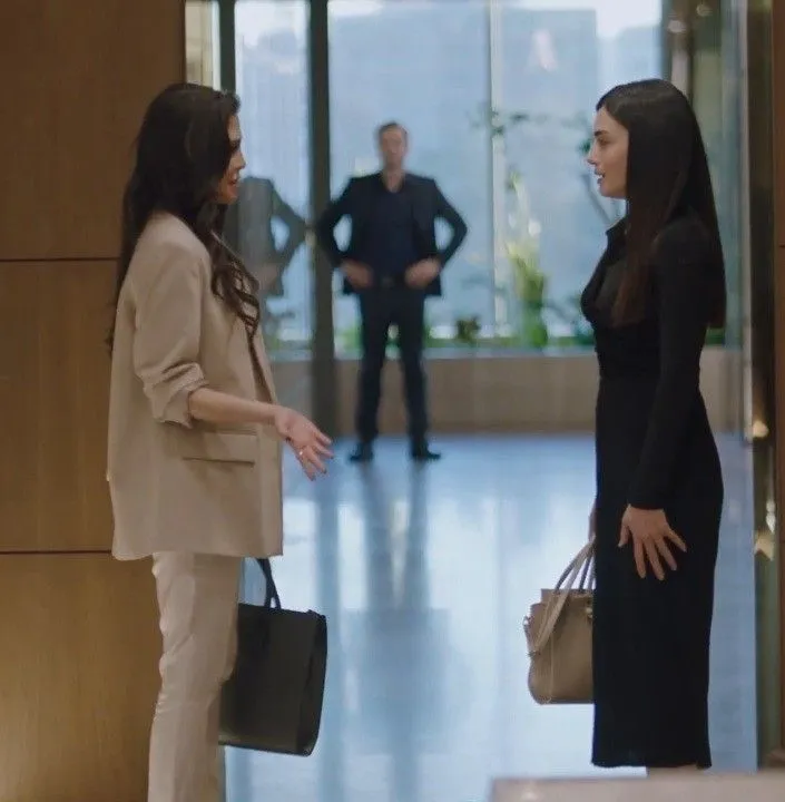 Zadymiona sala kasyna z zielonym stołem